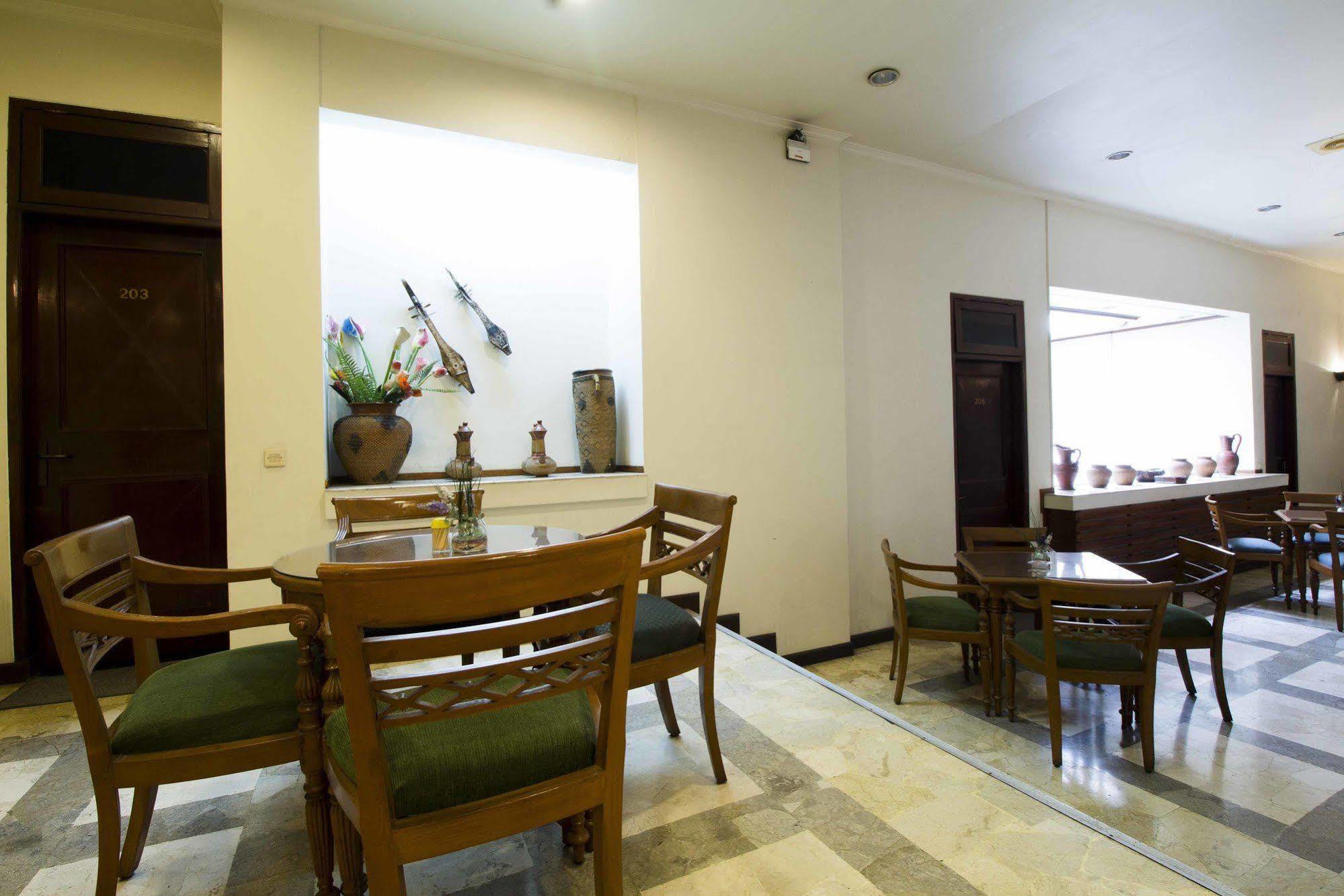 Hotel Reddoorz @ Dago Bandung Exterior foto