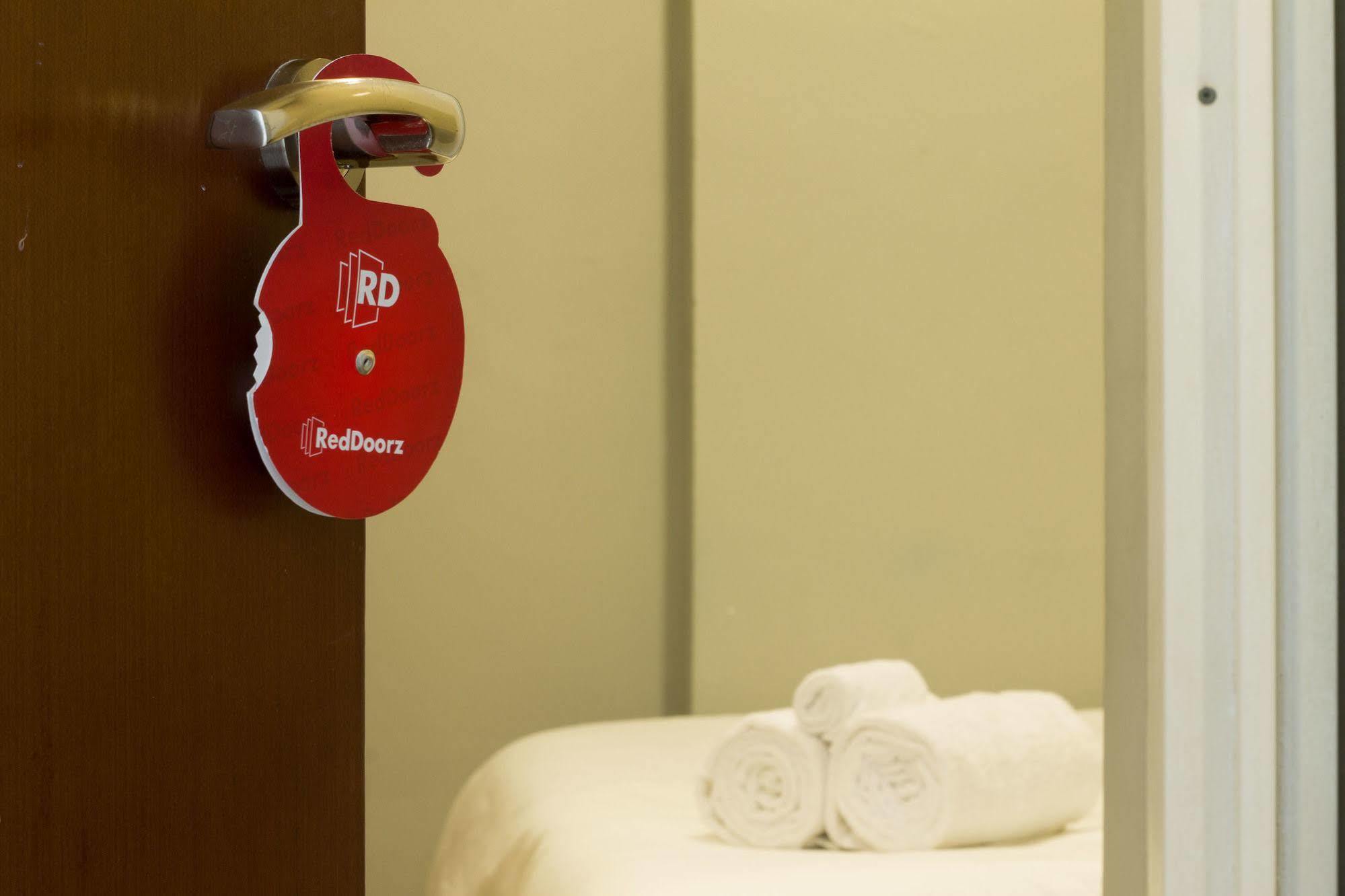 Hotel Reddoorz @ Dago Bandung Exterior foto