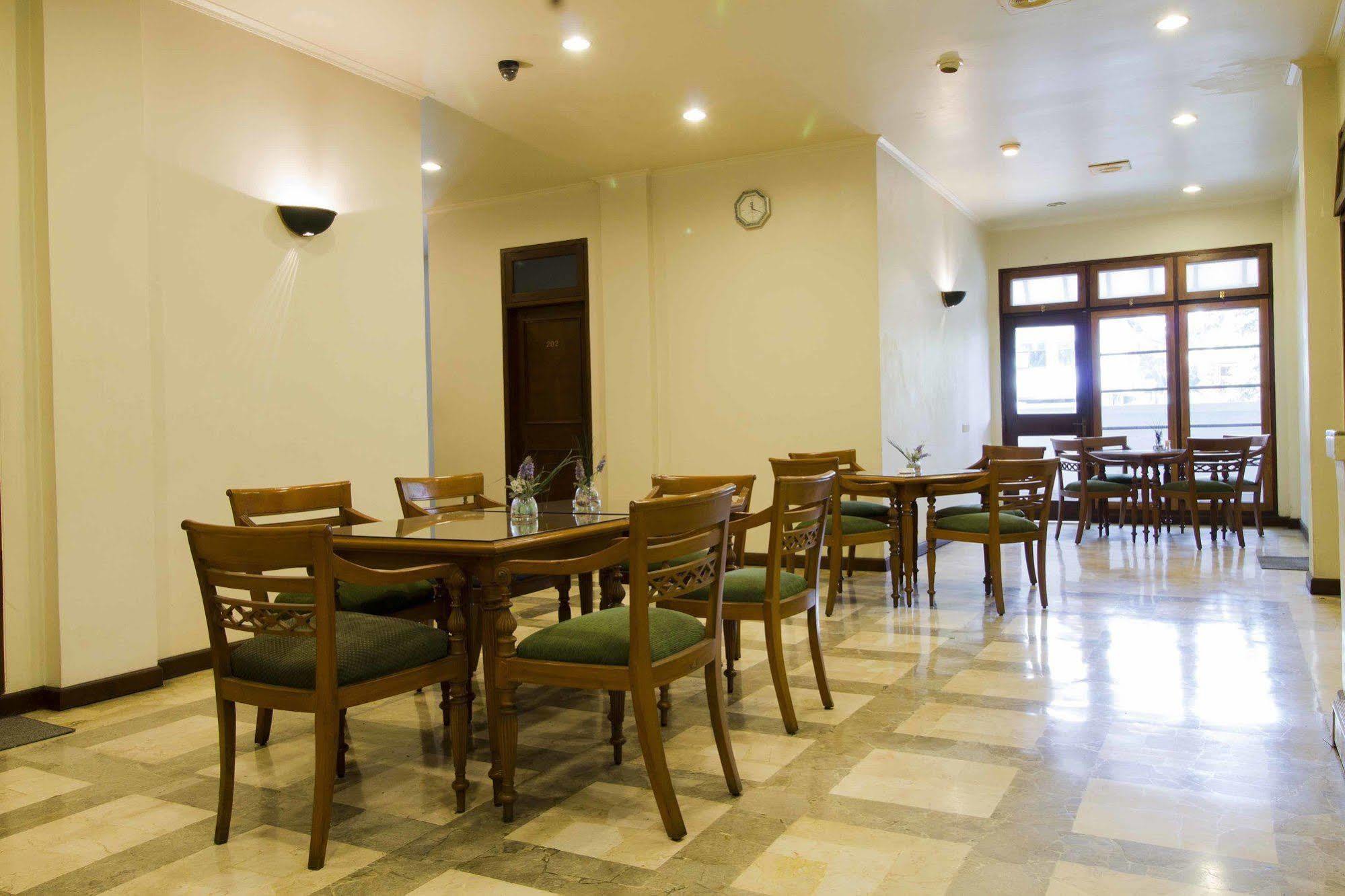 Hotel Reddoorz @ Dago Bandung Exterior foto